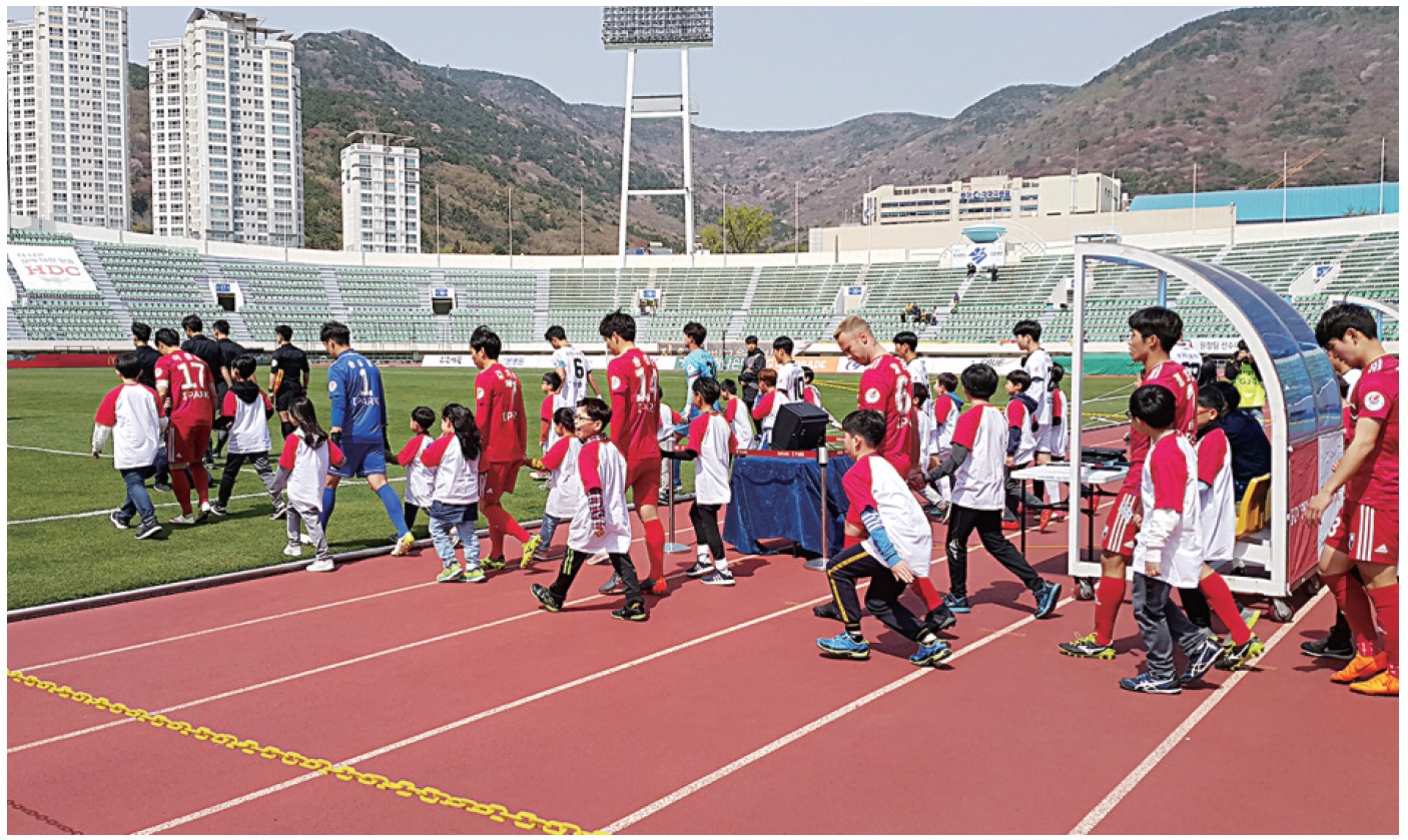 “프로선수도 만나고…축구캠프 짱!”