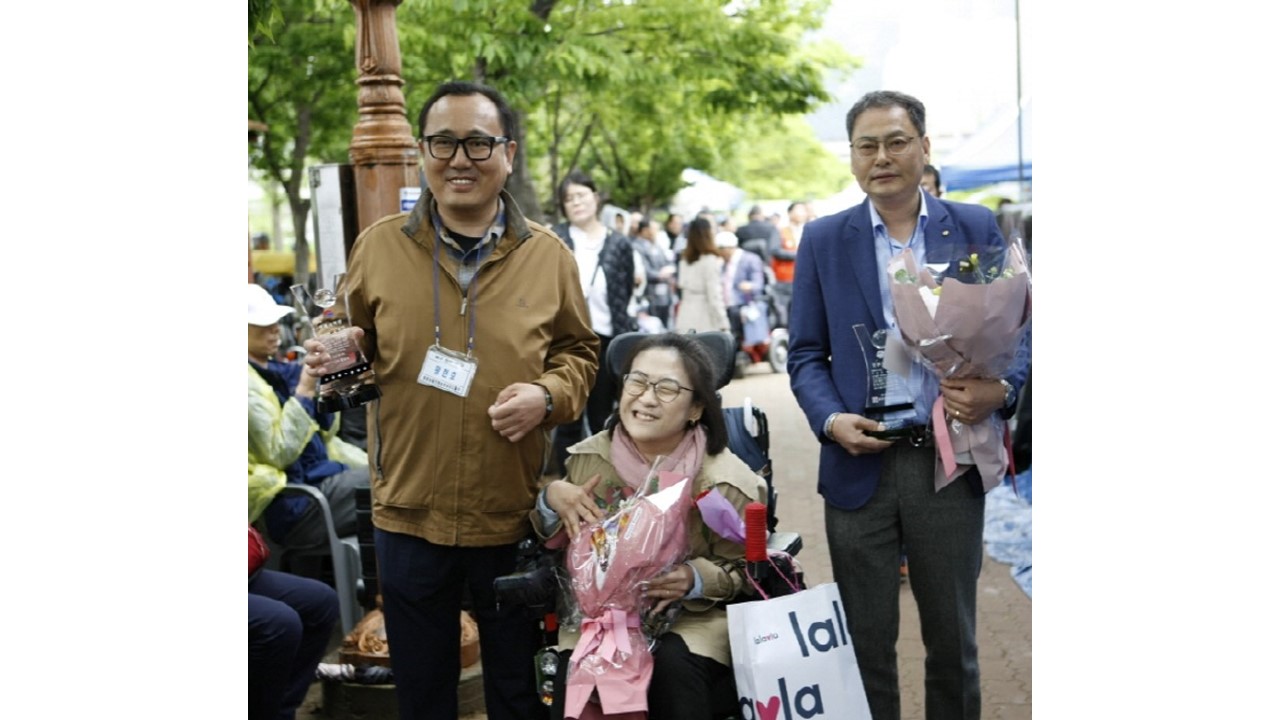 중증장애인들 야외에서 흥겨운 시간