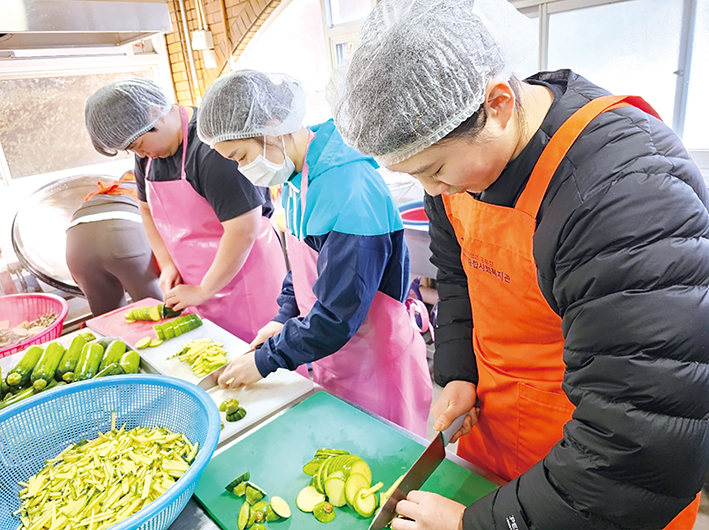 북구 여자유도선수단, 구민들에게 국수 대접